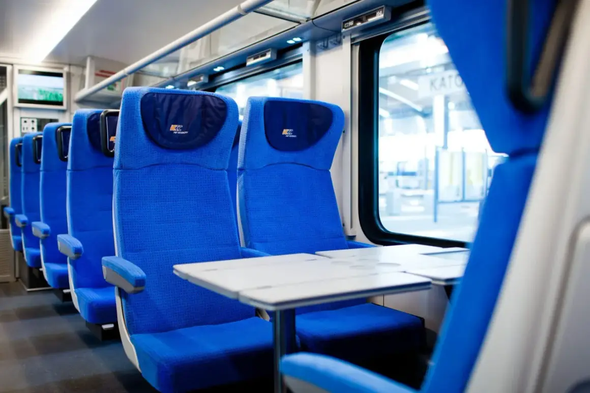Wygodne, niebieskie siedzenia w przedziale konduktorskim PKP Intercity. Stoliki gotowe na podróż.