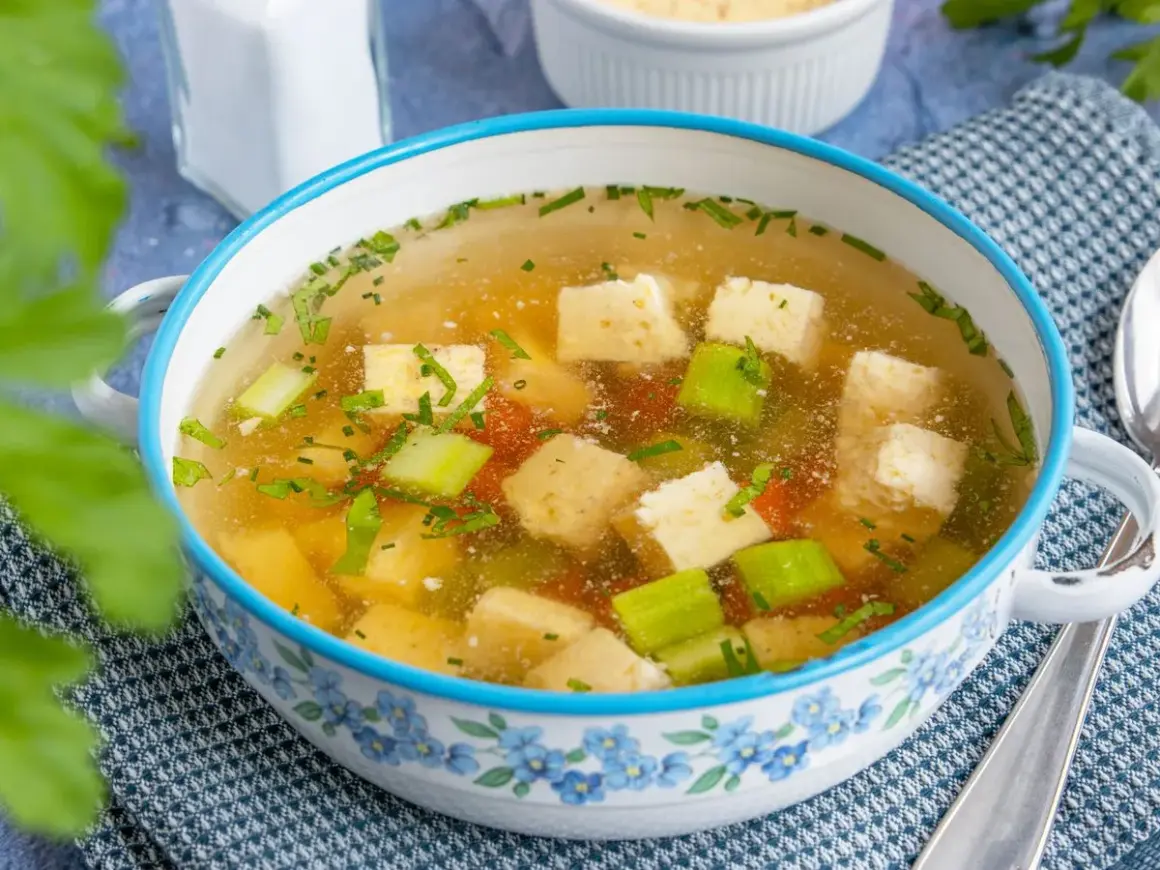 Herzhafte Eierstichsuppe mit Sellerie und Kräutern, ein einfaches eierstich rezept.