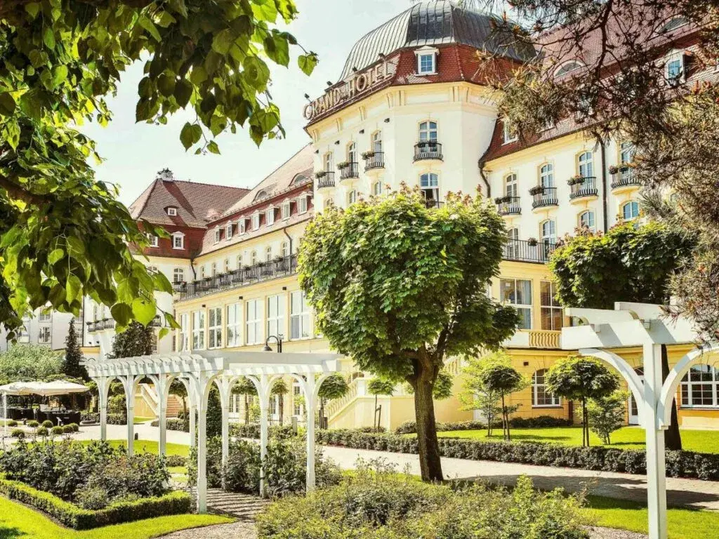 Hotel Marmur gdzie jest? Odkryj tajemnice fikcyjnego hotelu w Sopocie