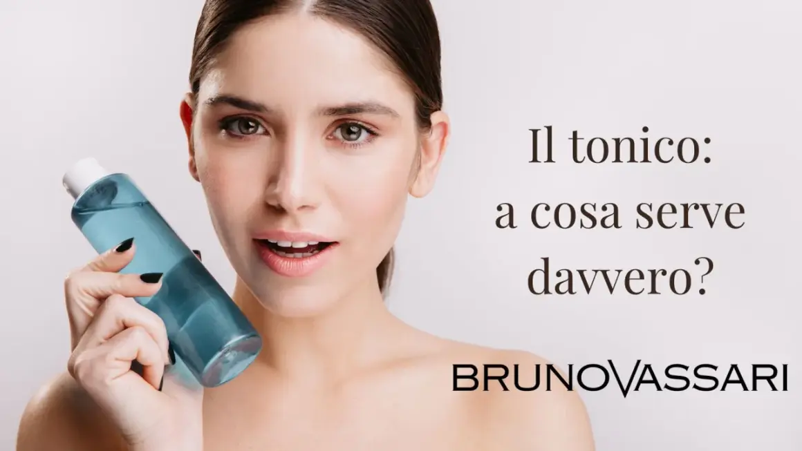 Donna con tonico viso blu, scopri a cosa serve davvero questo prodotto essenziale per la tua pelle.