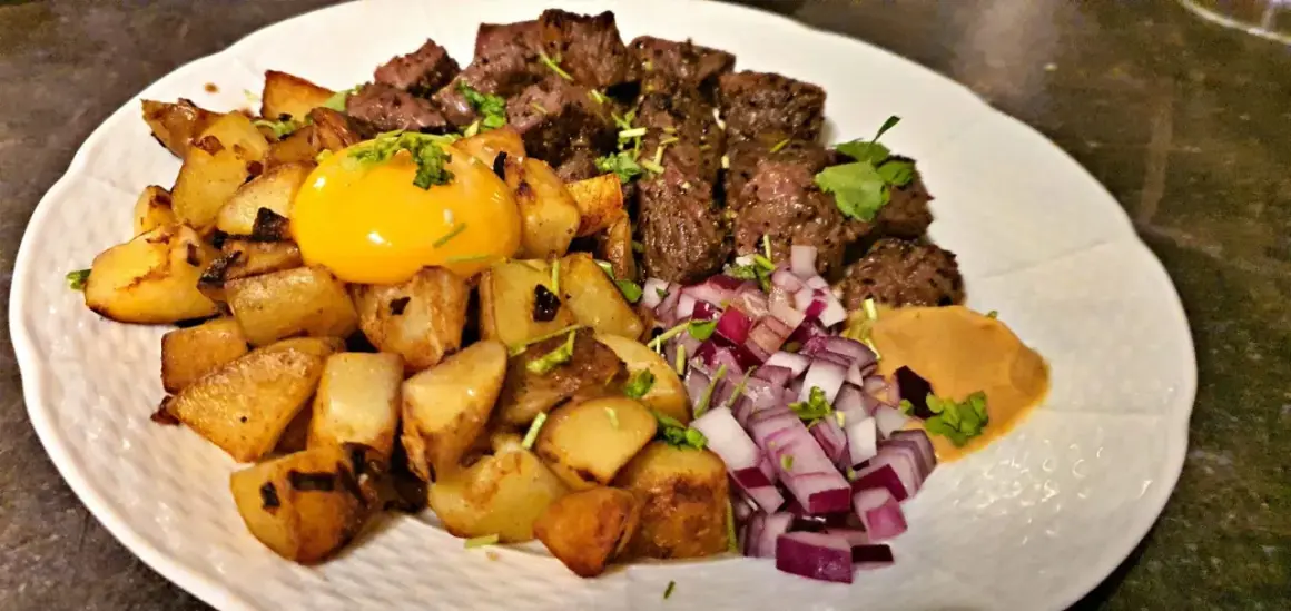 Biff Rydberg med stekt potatis, rå äggula, hackad rödlök och en klick senap. En klassisk svensk rätt som smakar fantastiskt!