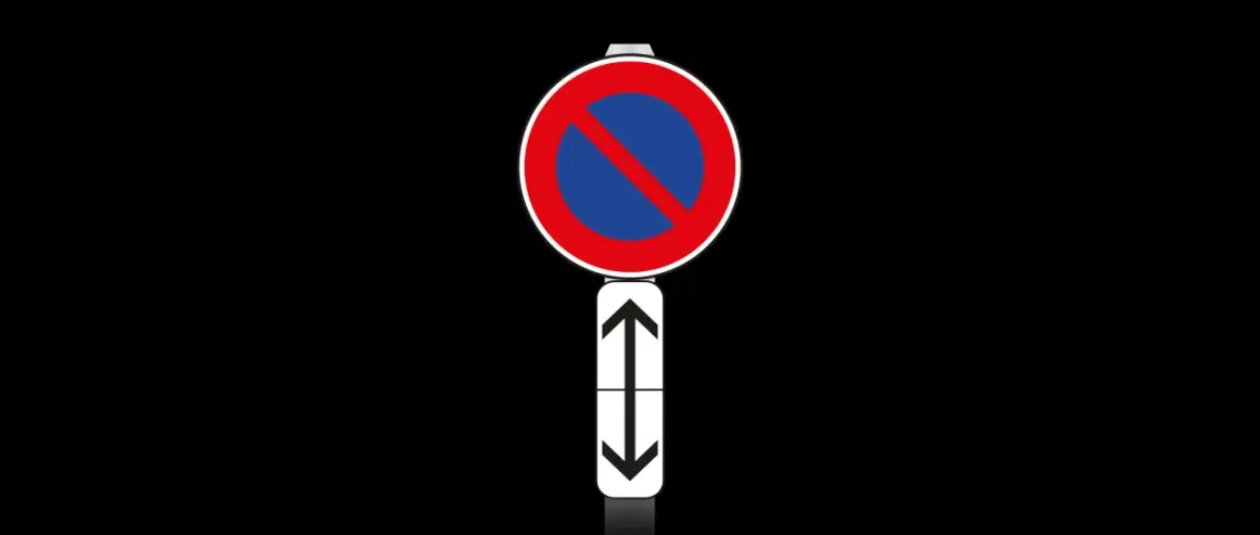 Panneau de signalisation : interdiction de stationner. Le panneau rond rouge et bleu barré d'une bande rouge indique une interdiction. Les flèches indiquent la zone concernée.