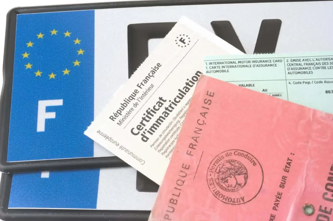 Plaque d'immatriculation, certificat d'immatriculation et permis de conduire français. Ces documents sont essentiels pour connaître le poids carte grise d'un véhicule.