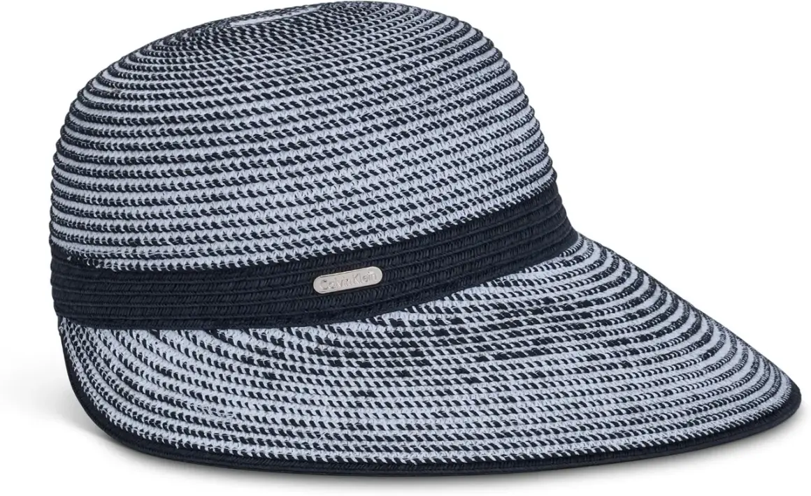 Cappello da sole Calvin Klein bianco e nero a righe, con fascia scura e logo metallico. Perfetto per le giornate estive.