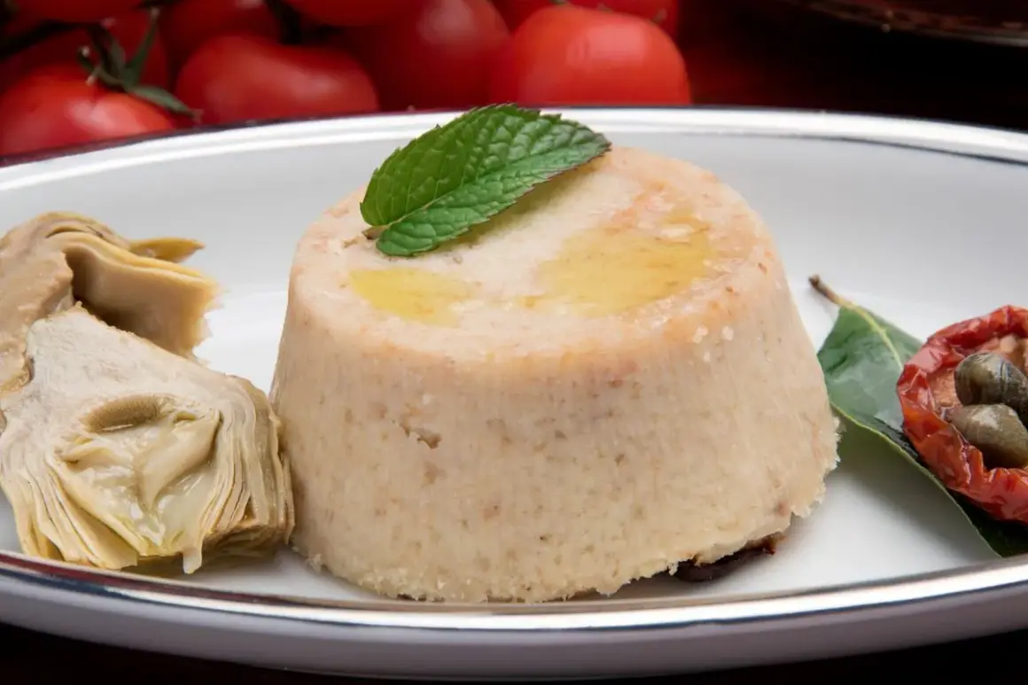 Delizioso flan di carciofi, guarnito con menta e accompagnato da carciofi sott'olio, pomodori secchi e capperi.