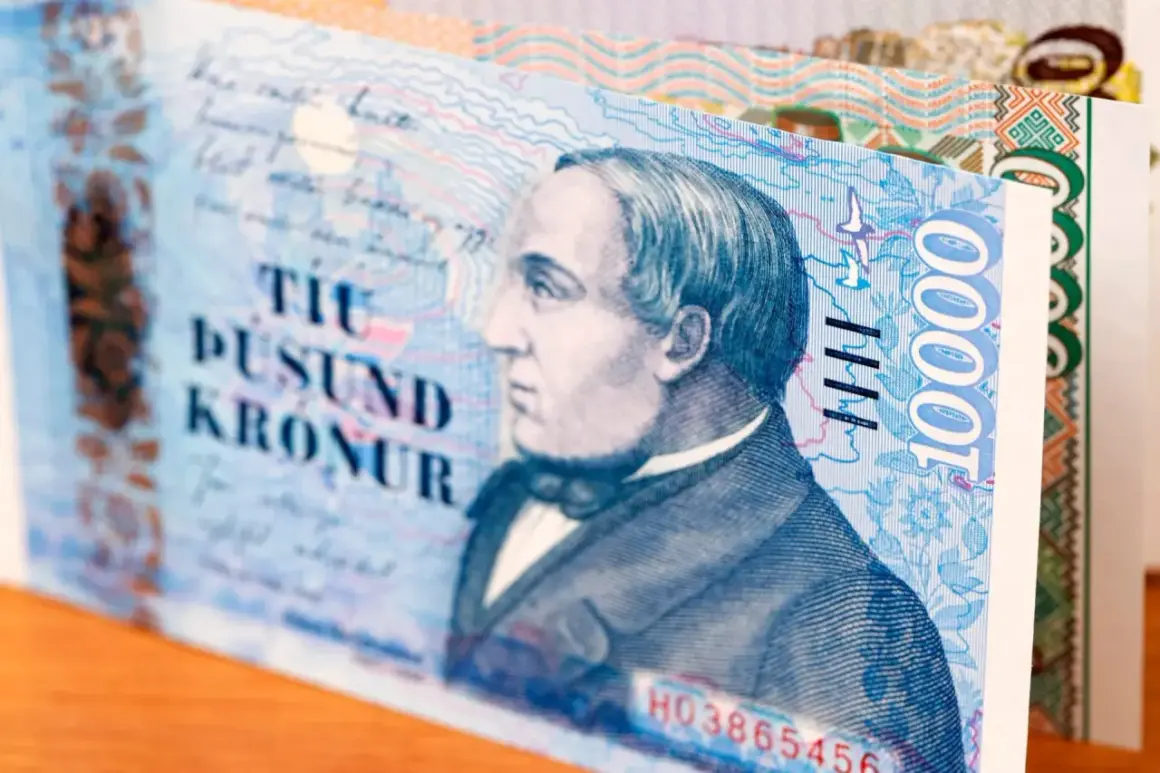 Islandia: 10 000 koron islandzkich. Na banknocie portret mężczyzny i napisy.