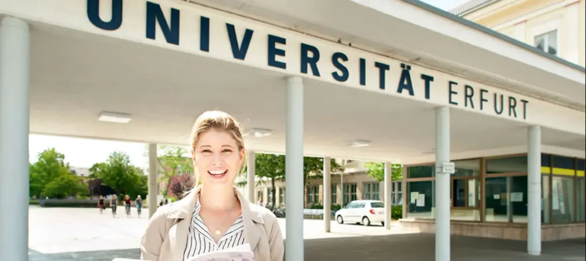 Glückliche Studentin vor der Universität Erfurt. Hier lässt es sich gut studieren!