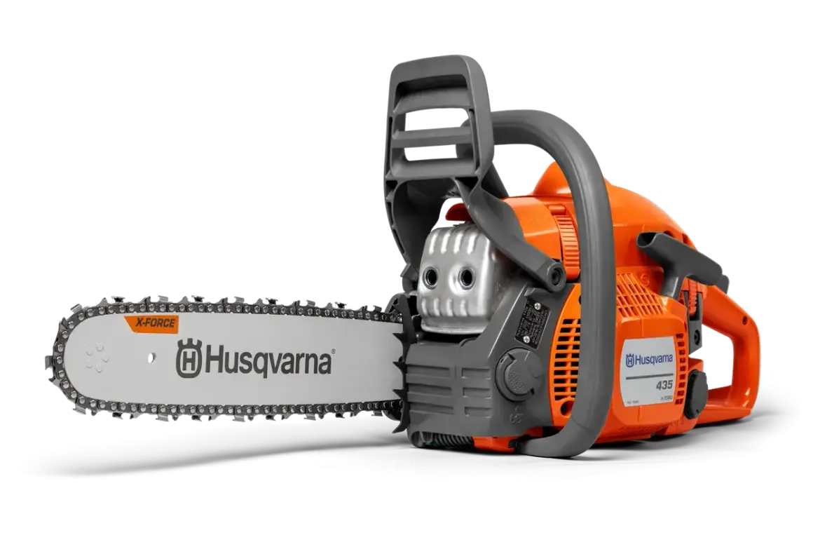 Pomarańczowa piła łańcuchowa Husqvarna 435 z szarą rękojeścią i srebrną prowadnicą. Poznaj jej husqvarna 435 dane techniczne.