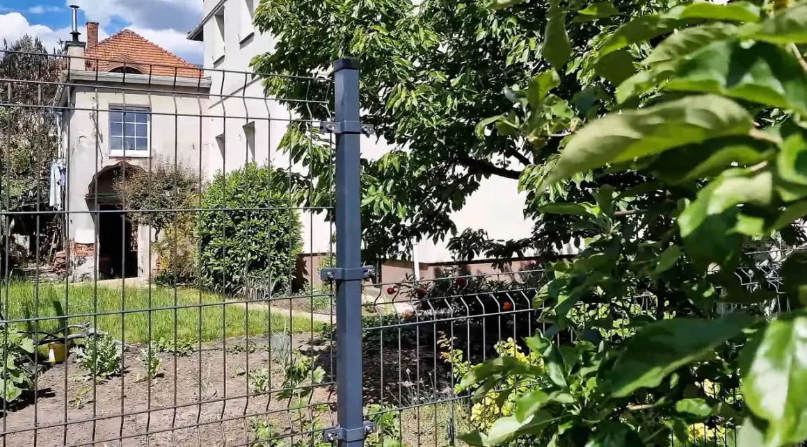 Jak podwyższyć ogrodzenie panelowe - proste sposoby na większą prywatność