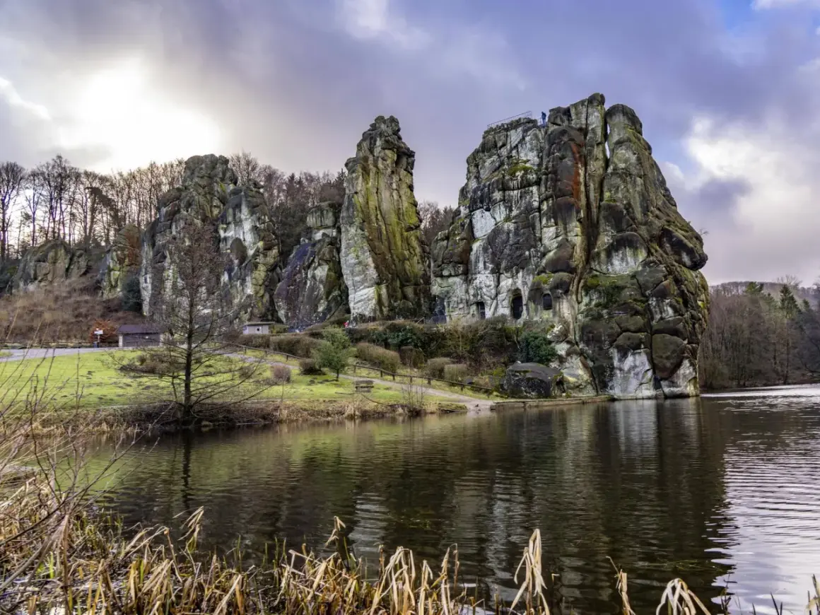 Teufelsmauer bei Detmold: Beeindruckende Felsen ragen aus dem Wasser, ein tolles Ausflugsziel in NRW.