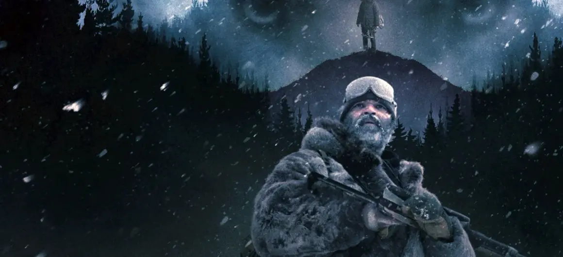 Film na podstawie książki Mroza. Mężczyzna w futrzanej kurtce i goglach z karabinem na tle ośnieżonego lasu i wzgórza, na którym stoi samotna postać.
