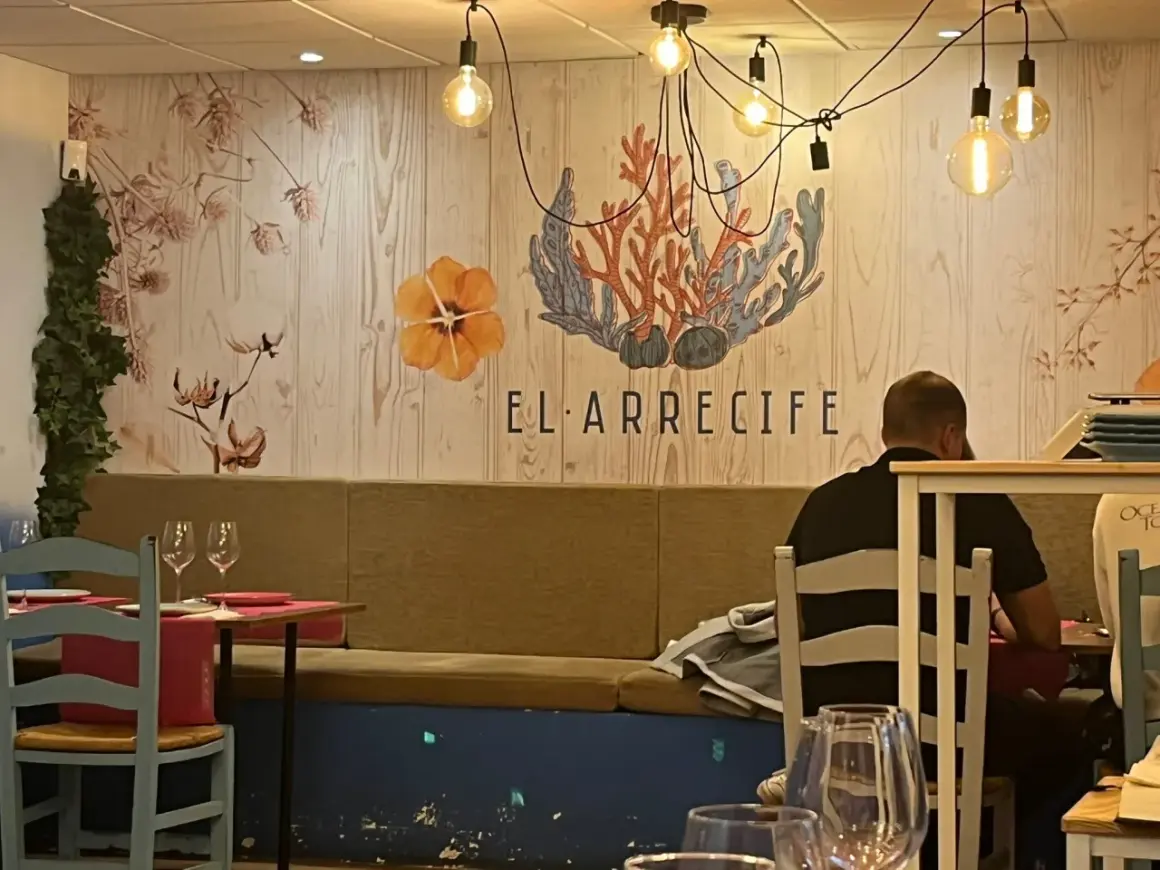 El Arrecife, un lugar ideal donde comer pescado en Almería. Decoración marina con corales y flores.