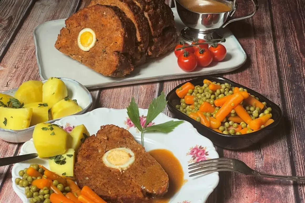 Ein herzhafter falscher Hase, serviert mit Kartoffeln, Erbsen und Karotten. Ein Klassiker, der immer schmeckt!