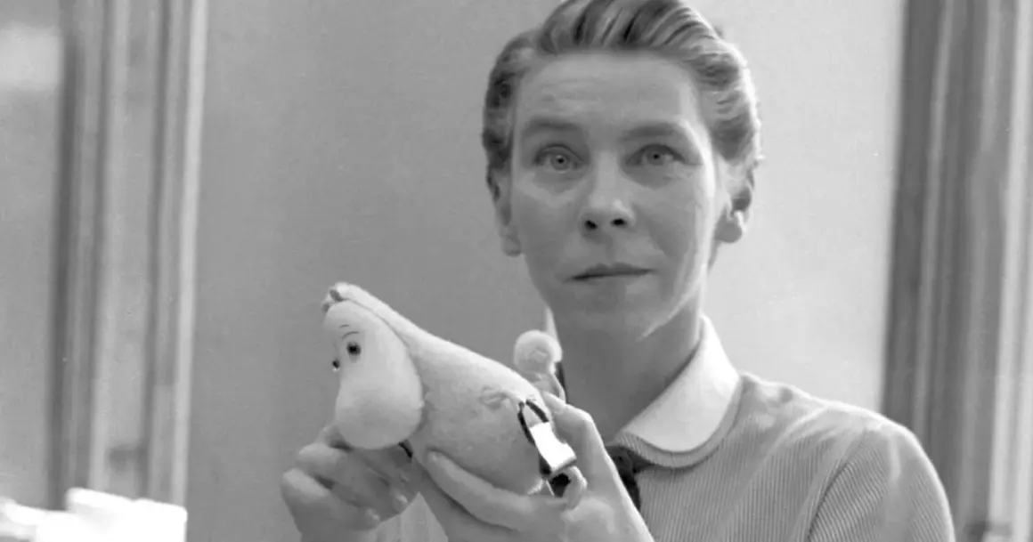 Tove Jansson, autorka książek o Muminkach, trzyma w dłoniach pluszowego Muminka.