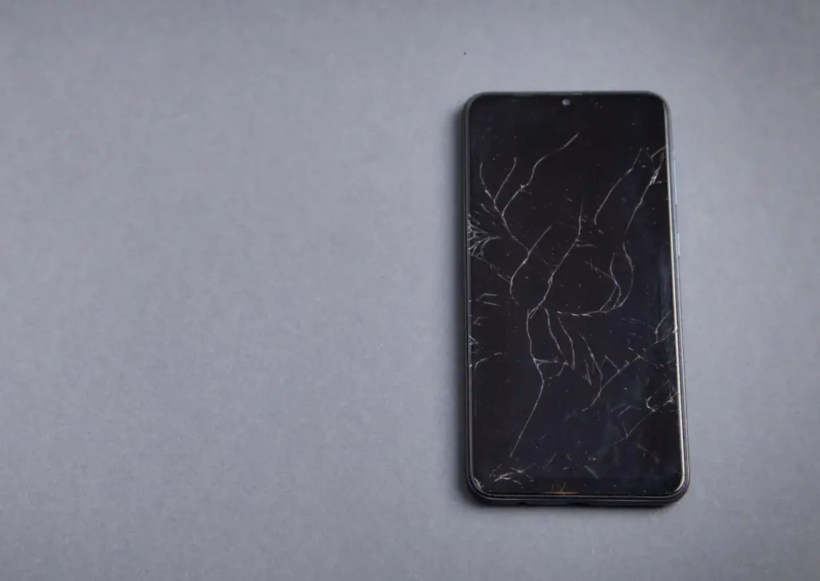 Pęknięty ekran w telefonie? Jak ocenić i czy warto naprawiać?