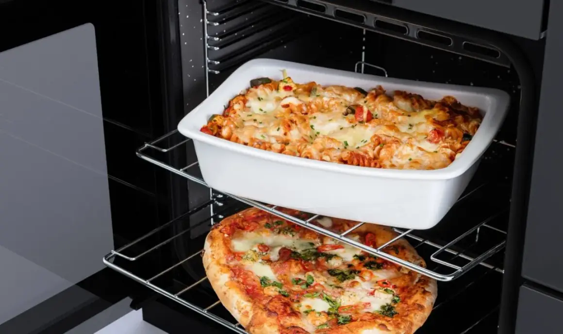 Ofen mit zwei Ebenen: oben Auflauf, unten Pizza. Perfekt für die Grillfunktion im Backofen.