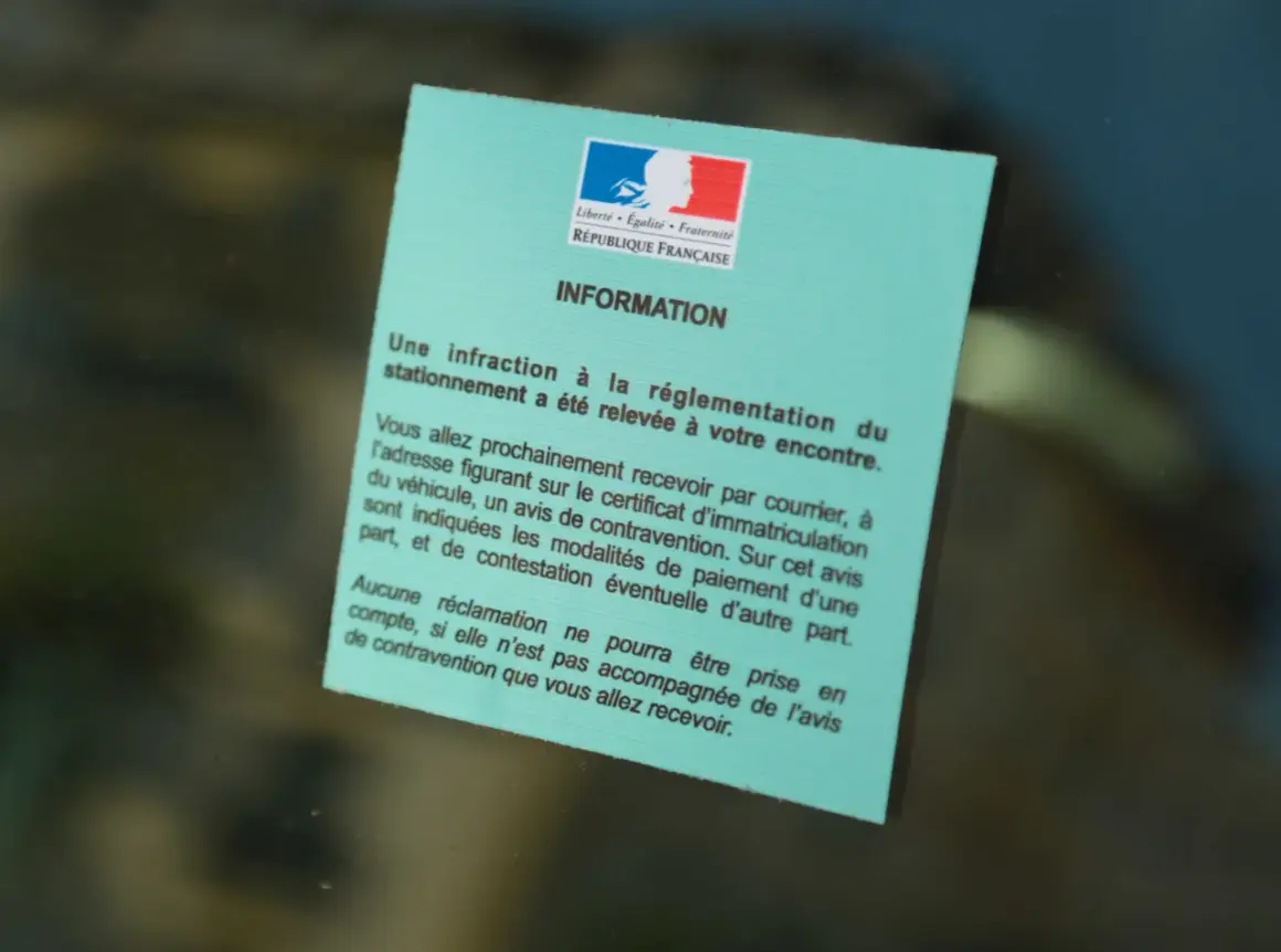 Avis d'infraction pour stationnement gênant, avec les informations sur le paiement et la contestation.