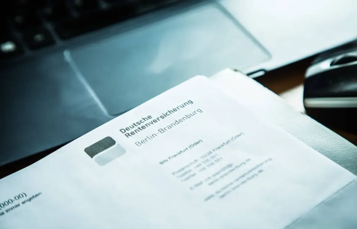 Brief der Deutschen Rentenversicherung Berlin-Brandenburg liegt auf einem Laptop. Hoffentlich bedeuten die Schreiben, dass die renten steigen.