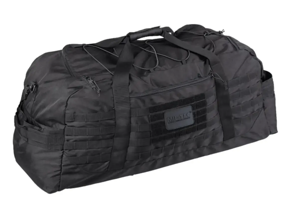 Bolsa deportiva negra Mil-Tec con sistema MOLLE y parche de velcro.