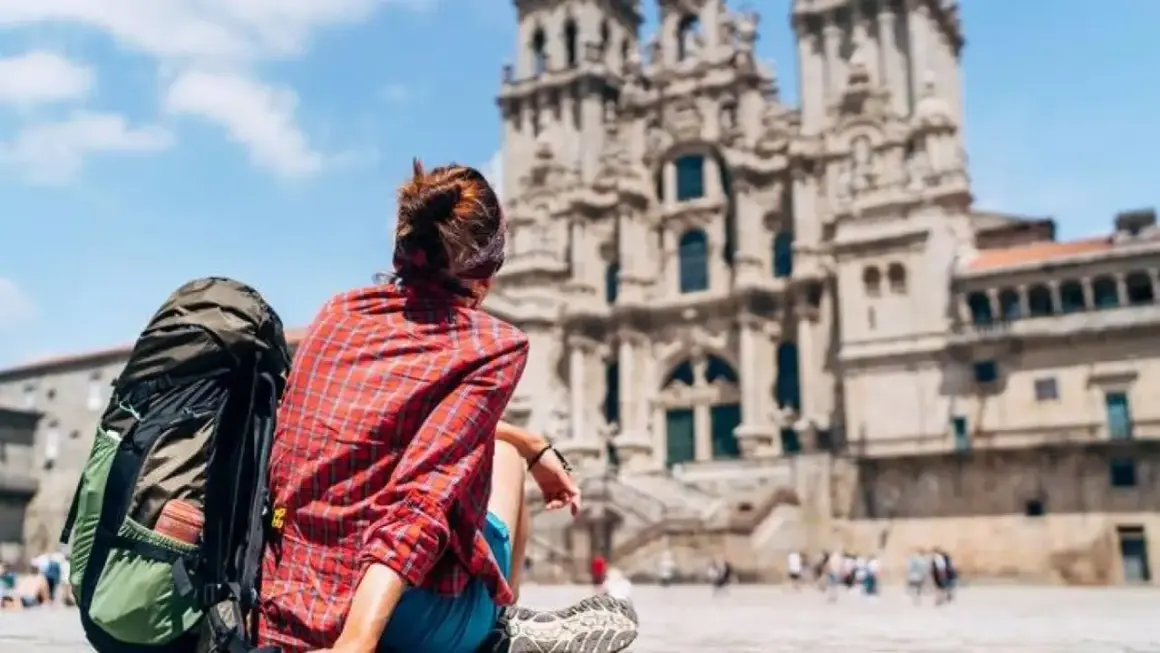 Peregrino con mochila, listo para el Camino de Santiago. La pregunta es: que mochila llevar al camino de santiago.