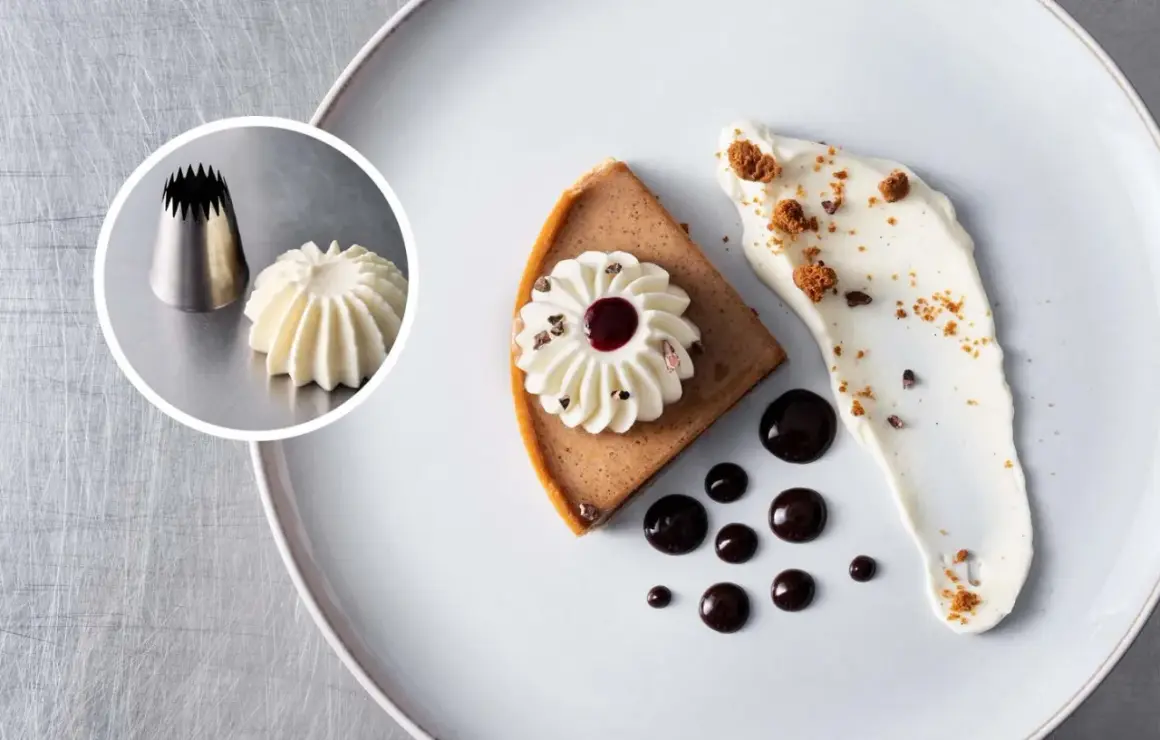 Ein Stück Kuchen mit aufgespritzteter schwerer Sahne, Schokoladensauce und Kakaonibs. Daneben ein Spritzbeutel mit einer Sahnetülle und ein Beispiel für aufgespritztte Sahne.