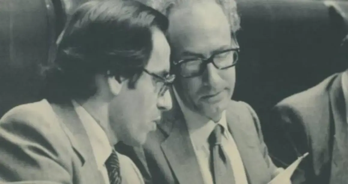 Miguel Boyer y Salvador looking at documents.