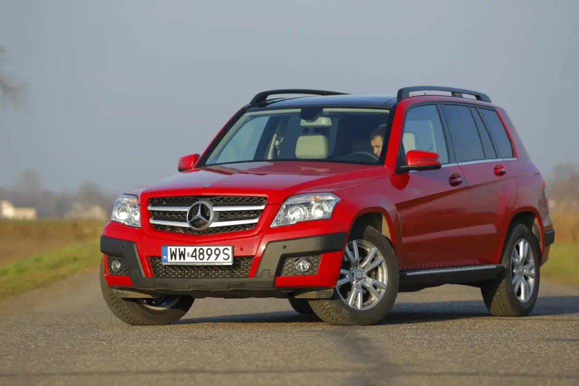 Czerwony Mercedes GLK na drodze. Poznaj jego kompaktowe wymiary i wszechstronność.
