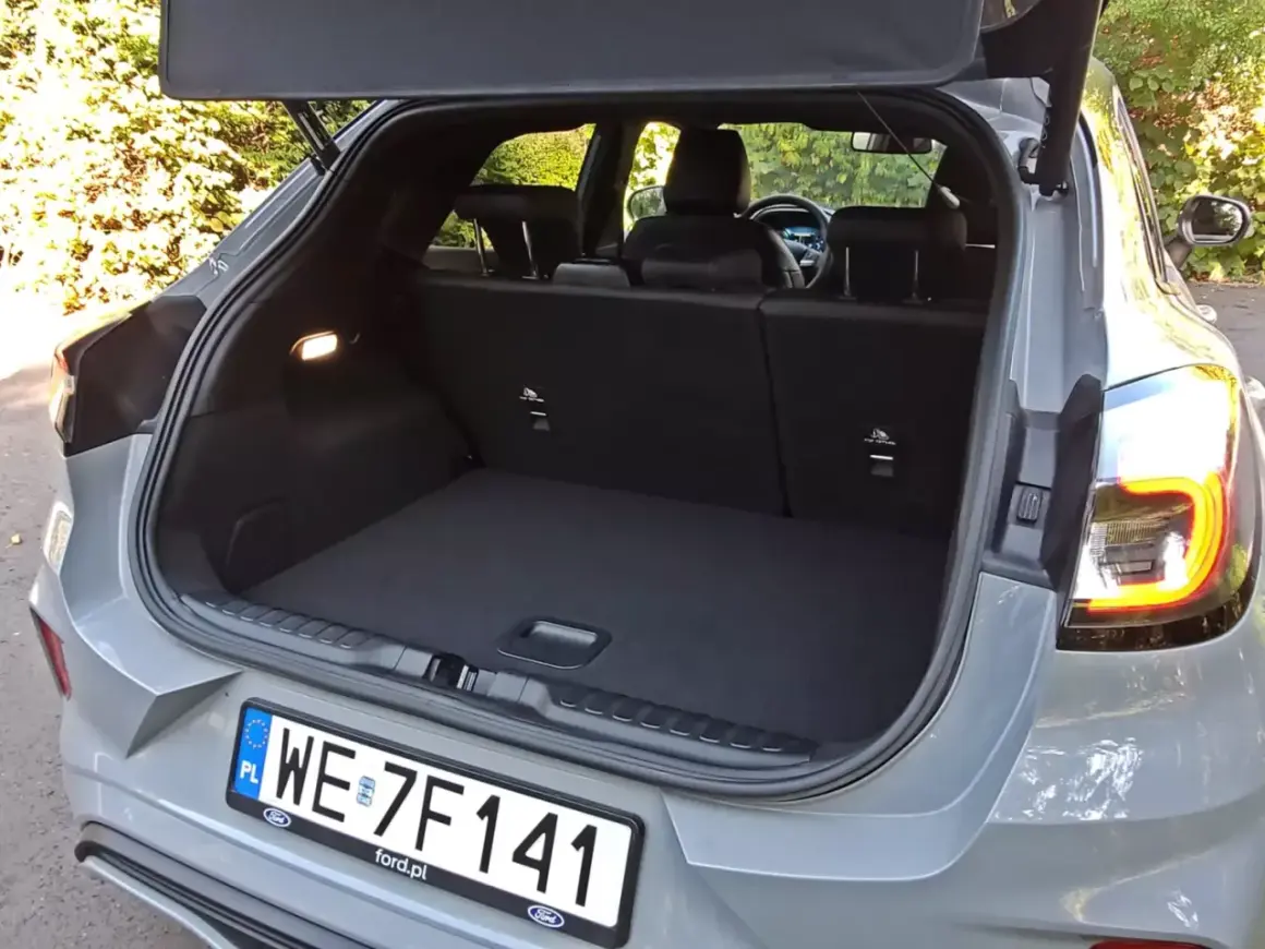 Otwarty bagażnik Ford Puma. Sprawdź, jak duże są ford puma wymiary, by zaplanować podróż.