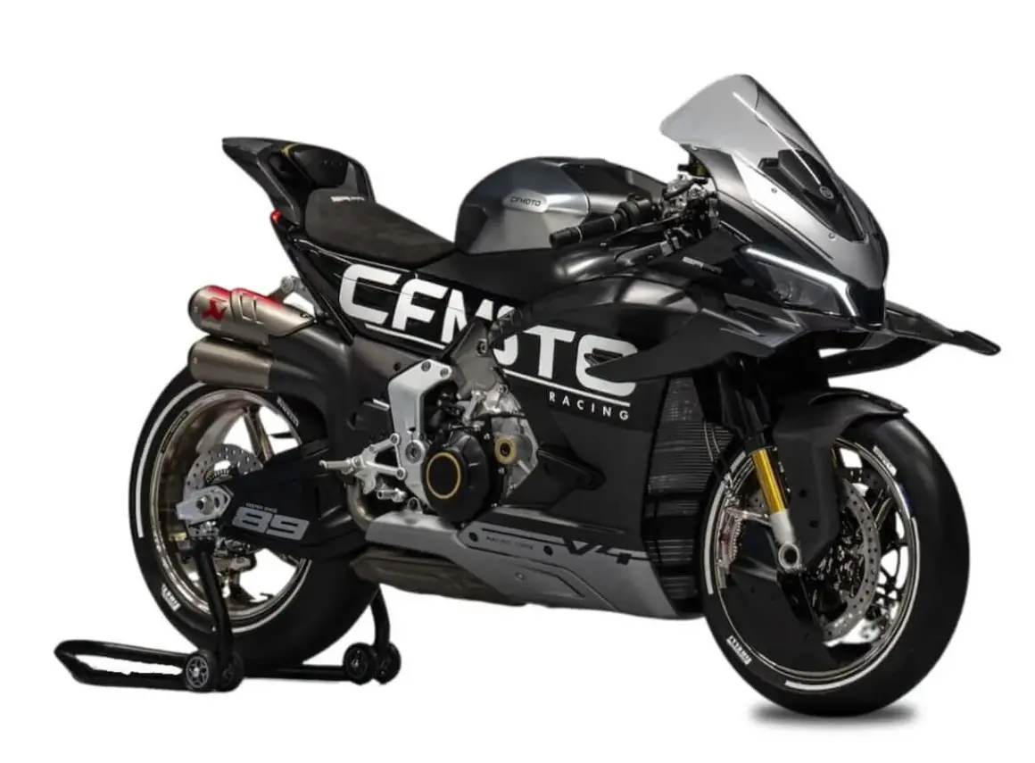 CFMoto 1000 RR negra, lista para la pista. Diseño agresivo y detalles de carreras.