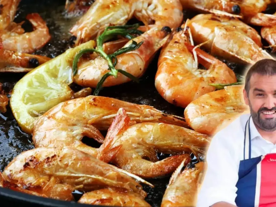 Gambones a la plancha dorados y jugosos, con limón y romero. Un chef sonriente los presenta.