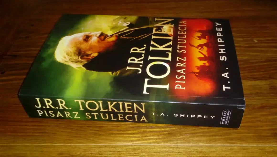 Okładka książki "J.R.R. Tolkien. Pisarz stulecia" T.A. Shippeya. Zastanawiasz się, ile języków znał Tolkien?