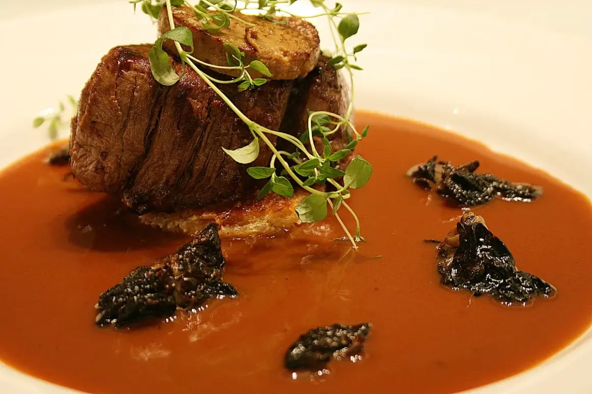 En lyxig tournedos Rossini med gåslever, svamp och en mustig sås.
