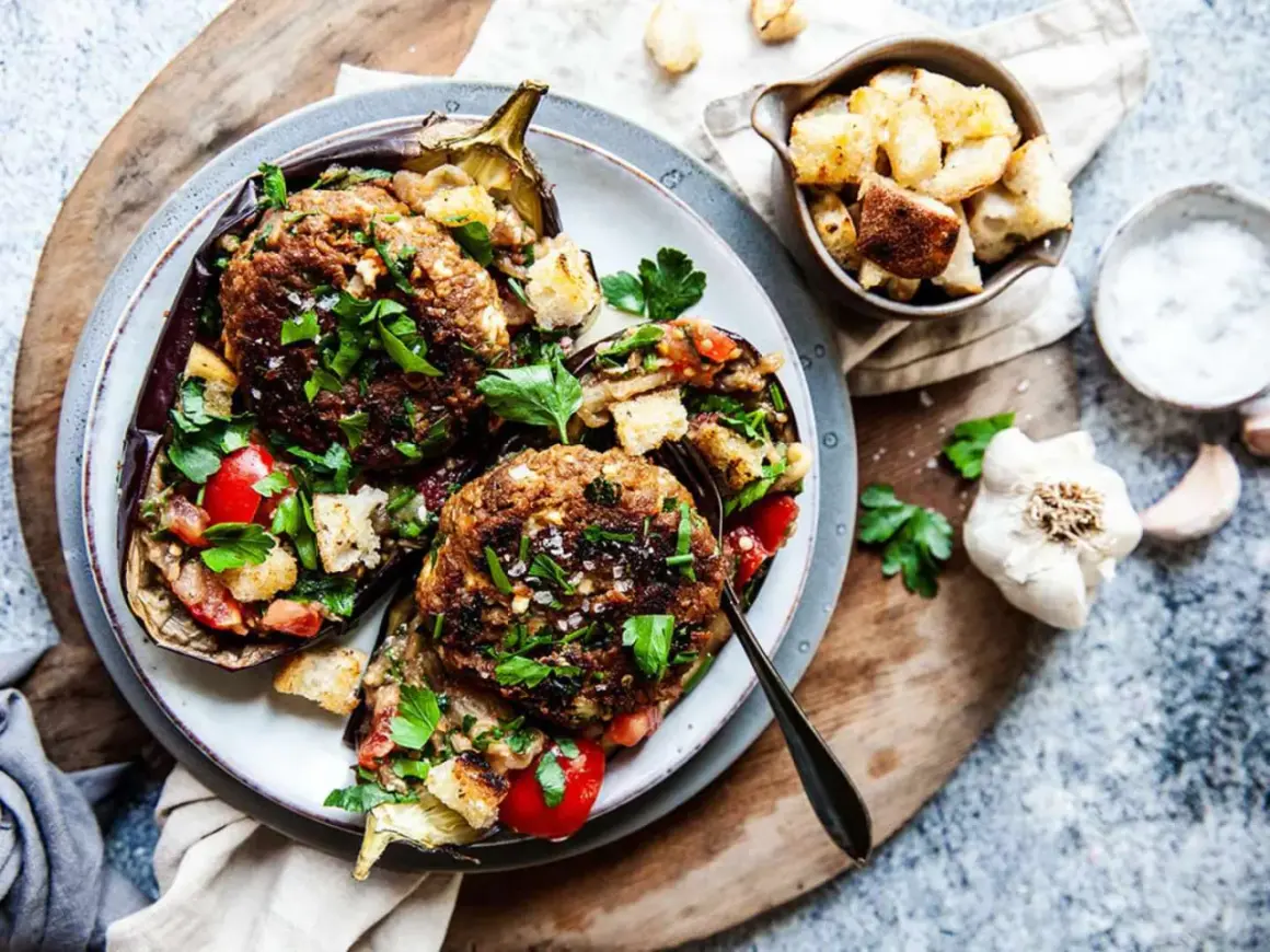 Ugnsbakad aubergine fylld med köttfärs, tomater och krutonger, toppad med färsk persilja. En härlig aubergine i ugn.