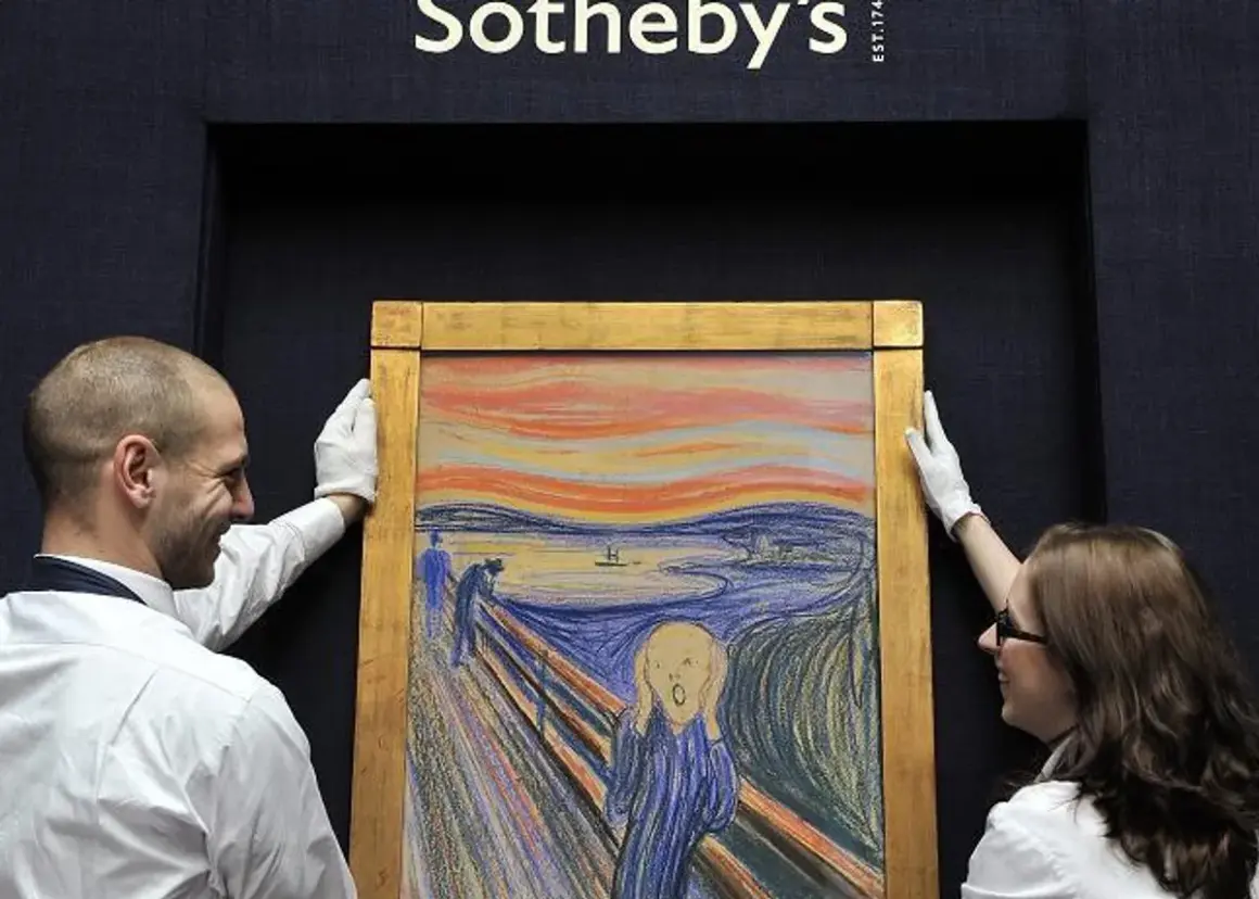 Słynny obraz Muncha "Krzyk" prezentowany przez pracowników Sotheby's.