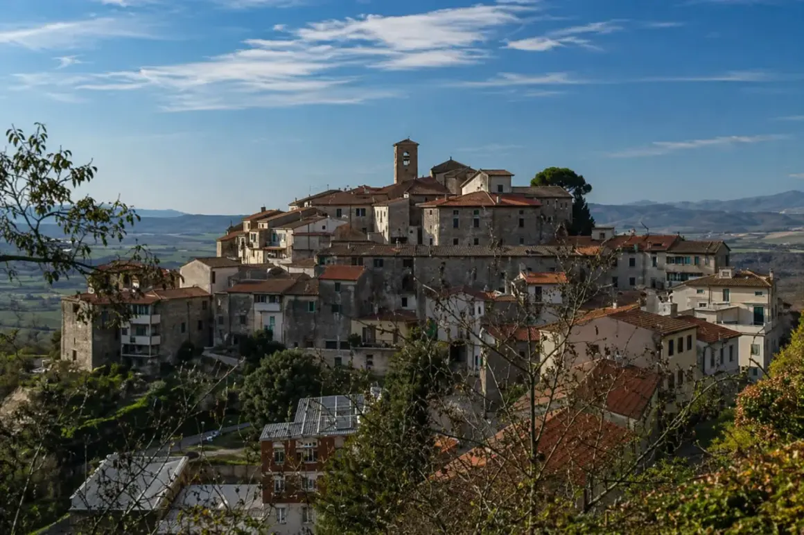 Panoramica di Vetulonia, borgo medievale arroccato su una collina. Cosa vedere: le case in pietra, il campanile e i panorami toscani.