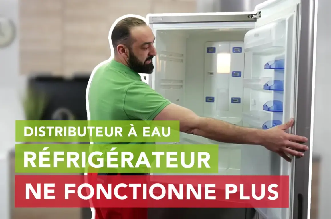 Un homme regarde un réfrigérateur Hisense ouvert, le distributeur à eau ne fonctionne plus.