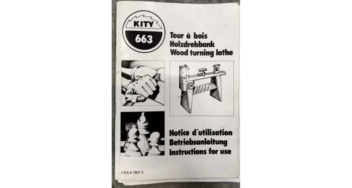 Manuel d'instructions pour le tour à bois KITY 663. Illustrations de mains travaillant le bois, d'un tour et de pièces d'échecs.