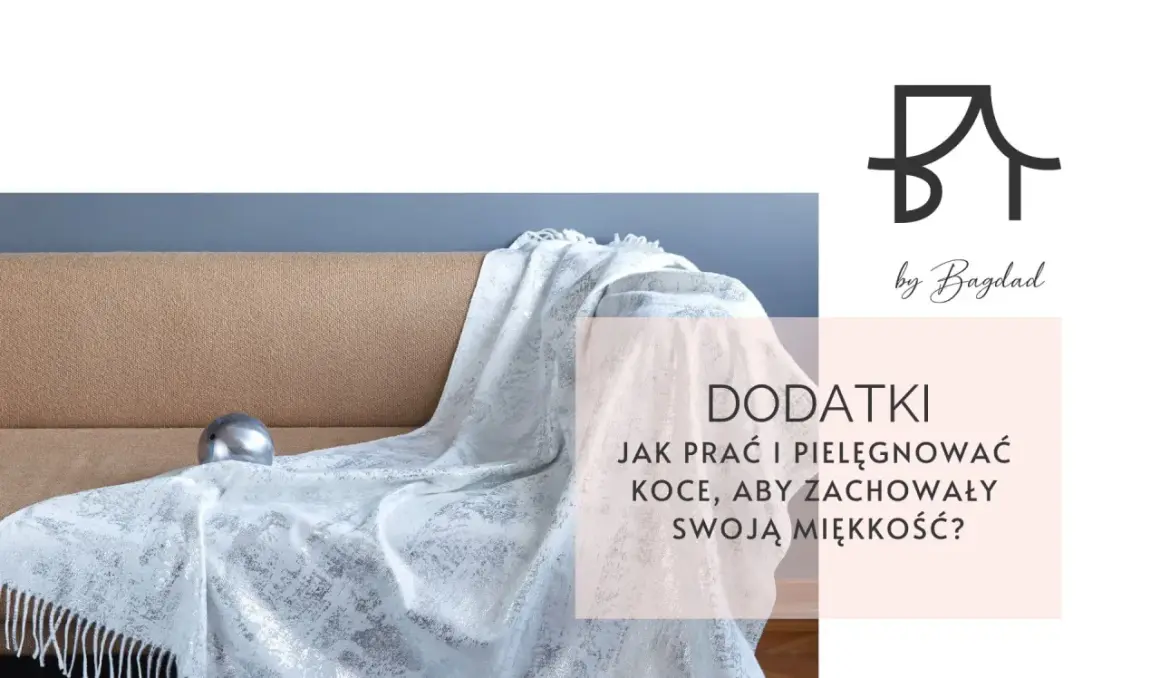 Elegancki biały koc z frędzlami na beżowej kanapie. Dowiedz się, jak prać koce, by zachowały miękkość.