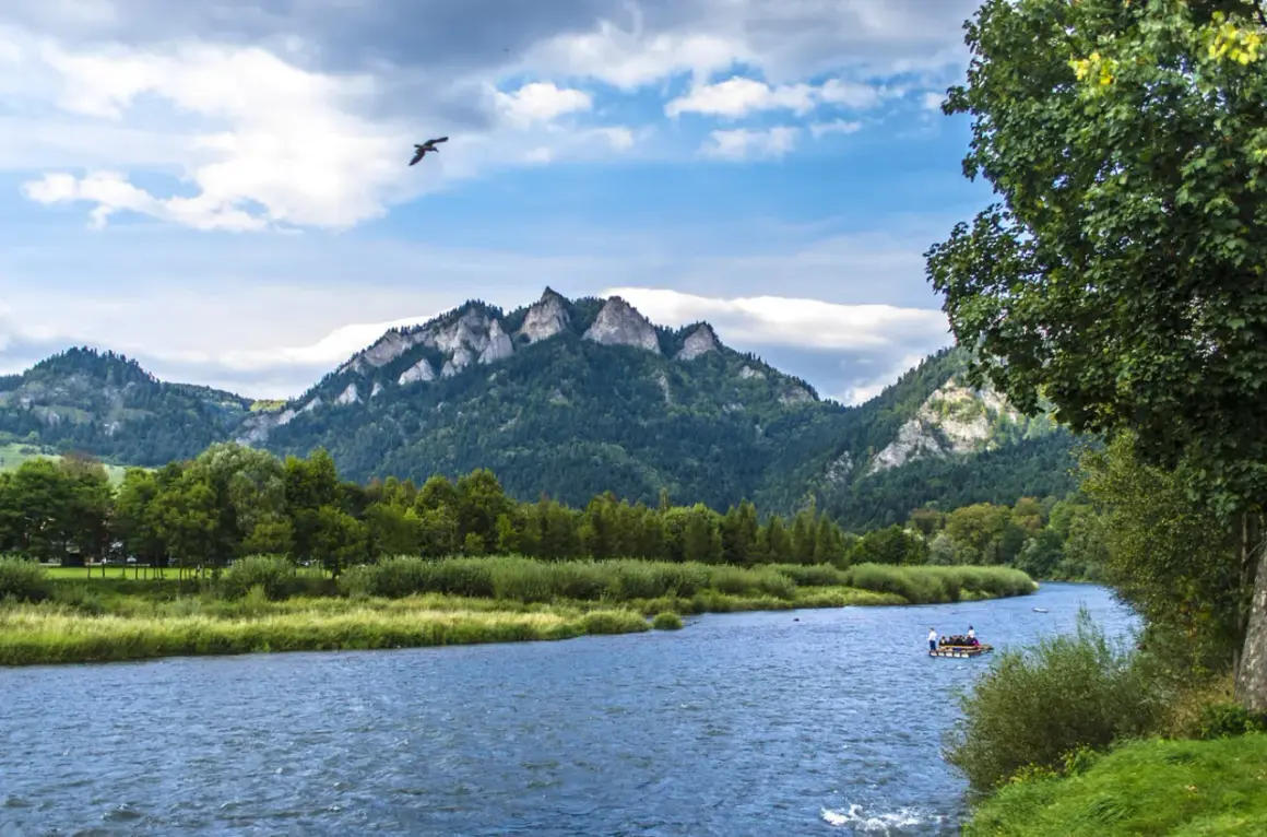Malowniczy Dunajec, góry i tratwa turystów. Idealne miejsce na trasę Velo Dunajec.