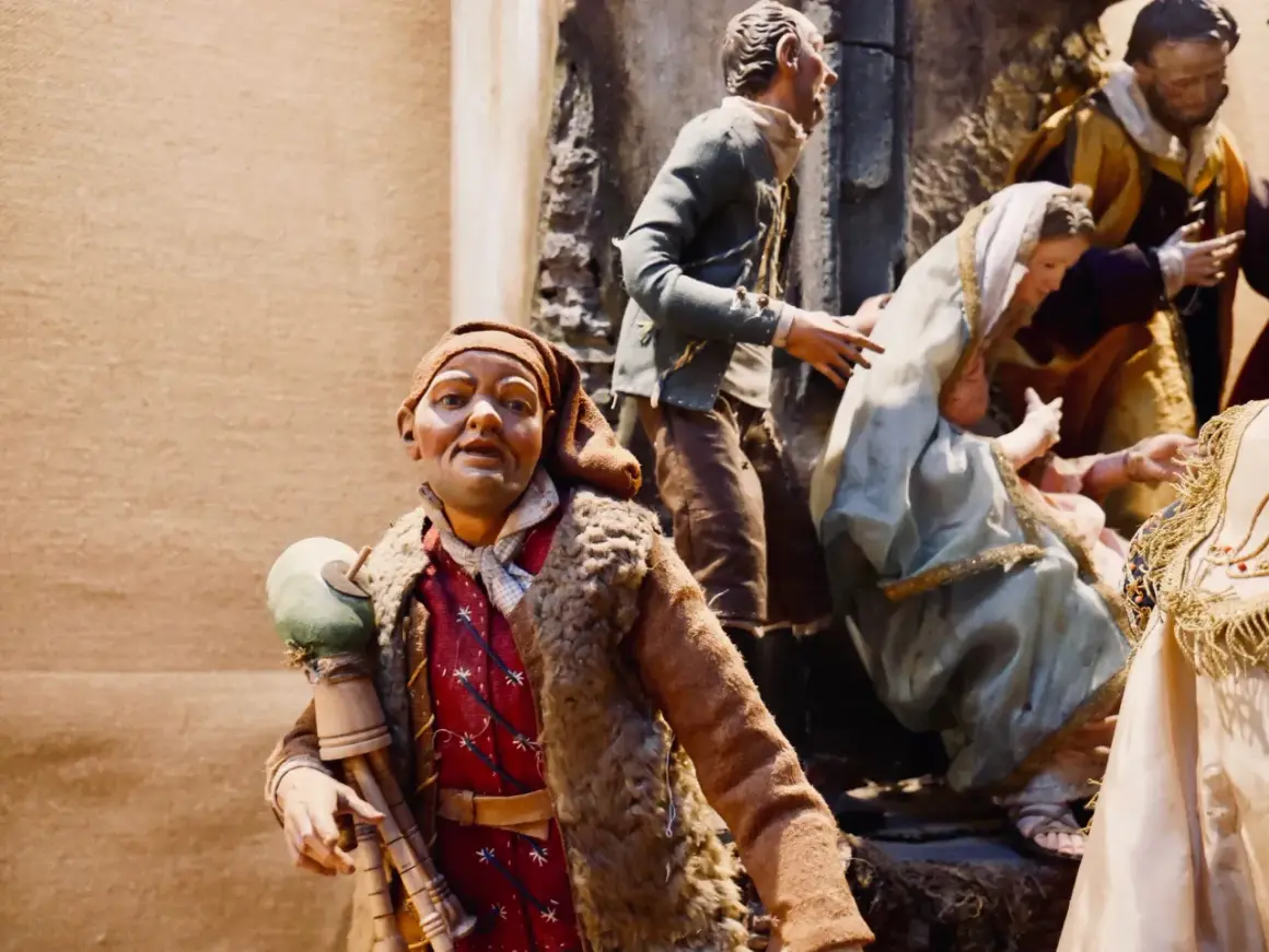 Statue di un presepe napoletano, con figure che sembrano raccontare proverbi sulla morte napoletani.