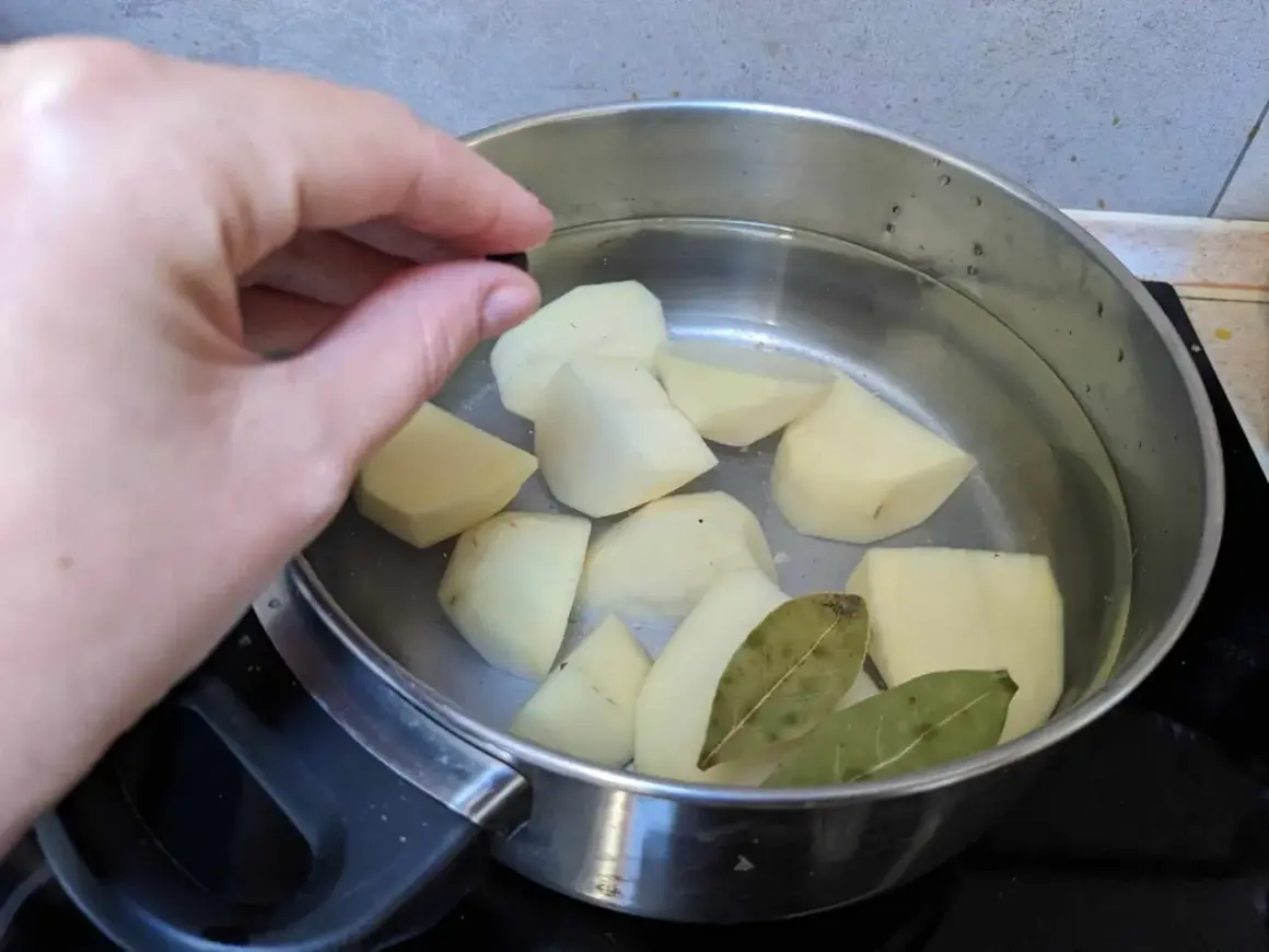 Dodaję ziarnko pieprzu do ziemniaków w garnku, by nadać im smak. Tak gotuję ziemniaki do sałatki.