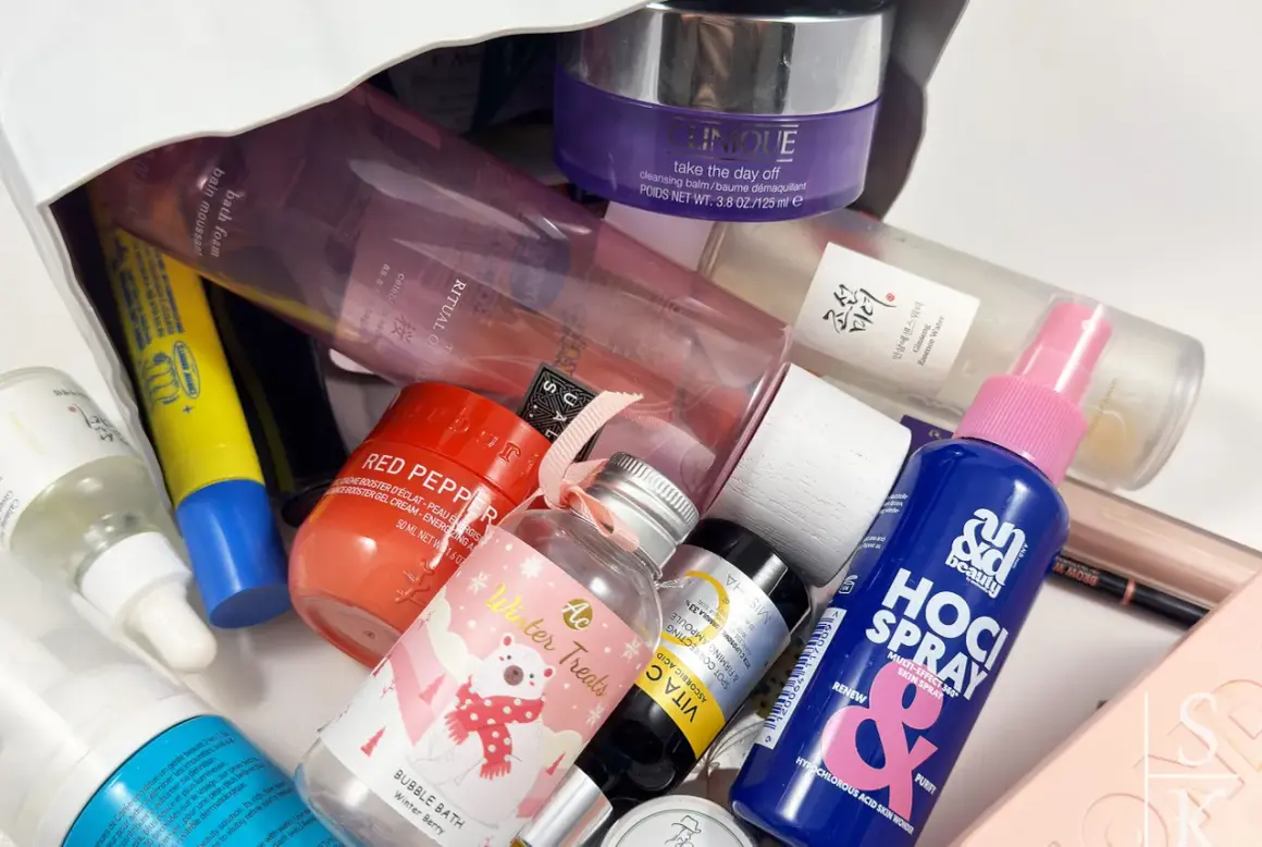 Eine bunte Sammlung von bht kosmetik Produkten, darunter Cremes, Sprays und Seren, für eine umfassende Hautpflege.