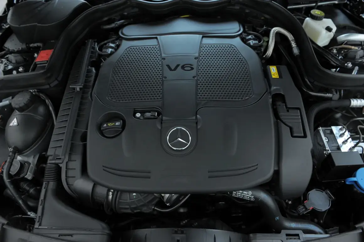 Silnik V6 w Mercedesie C Klasa W204, gotowy do pracy.