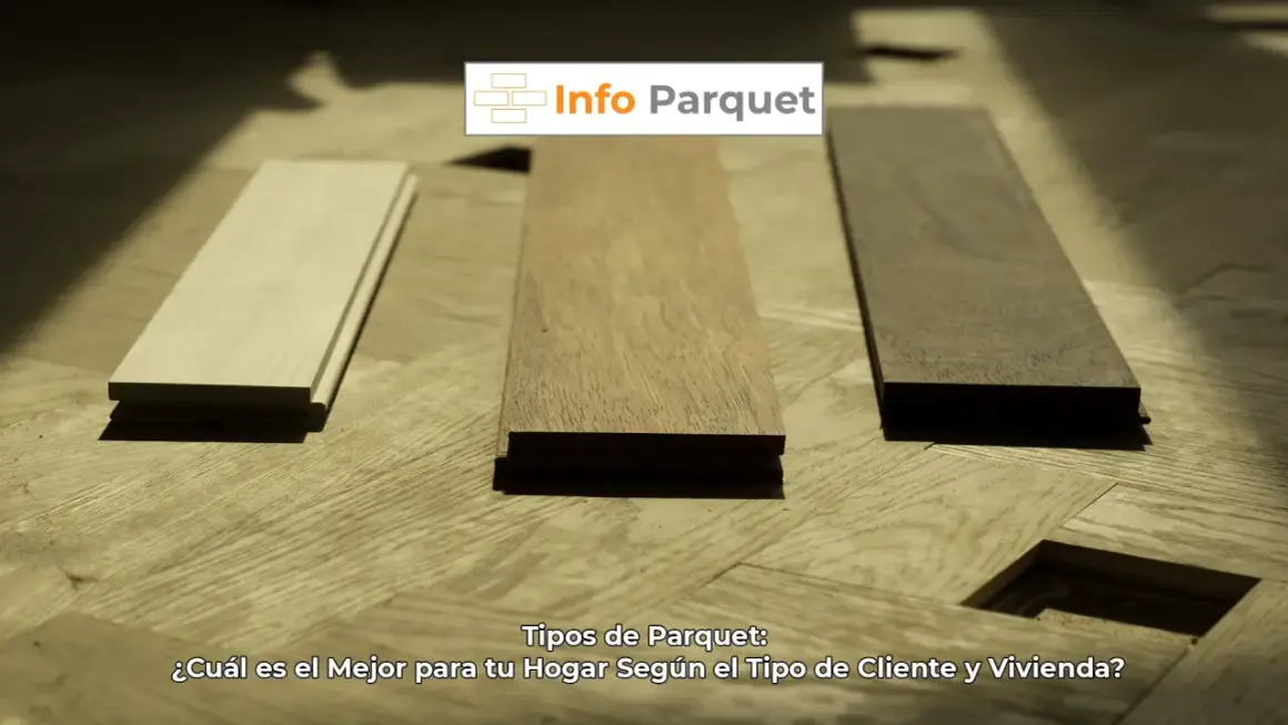 Tres tablones de diferentes tipos de parquet, uno claro, uno medio y uno oscuro, sobre un suelo de parquet ya instalado.