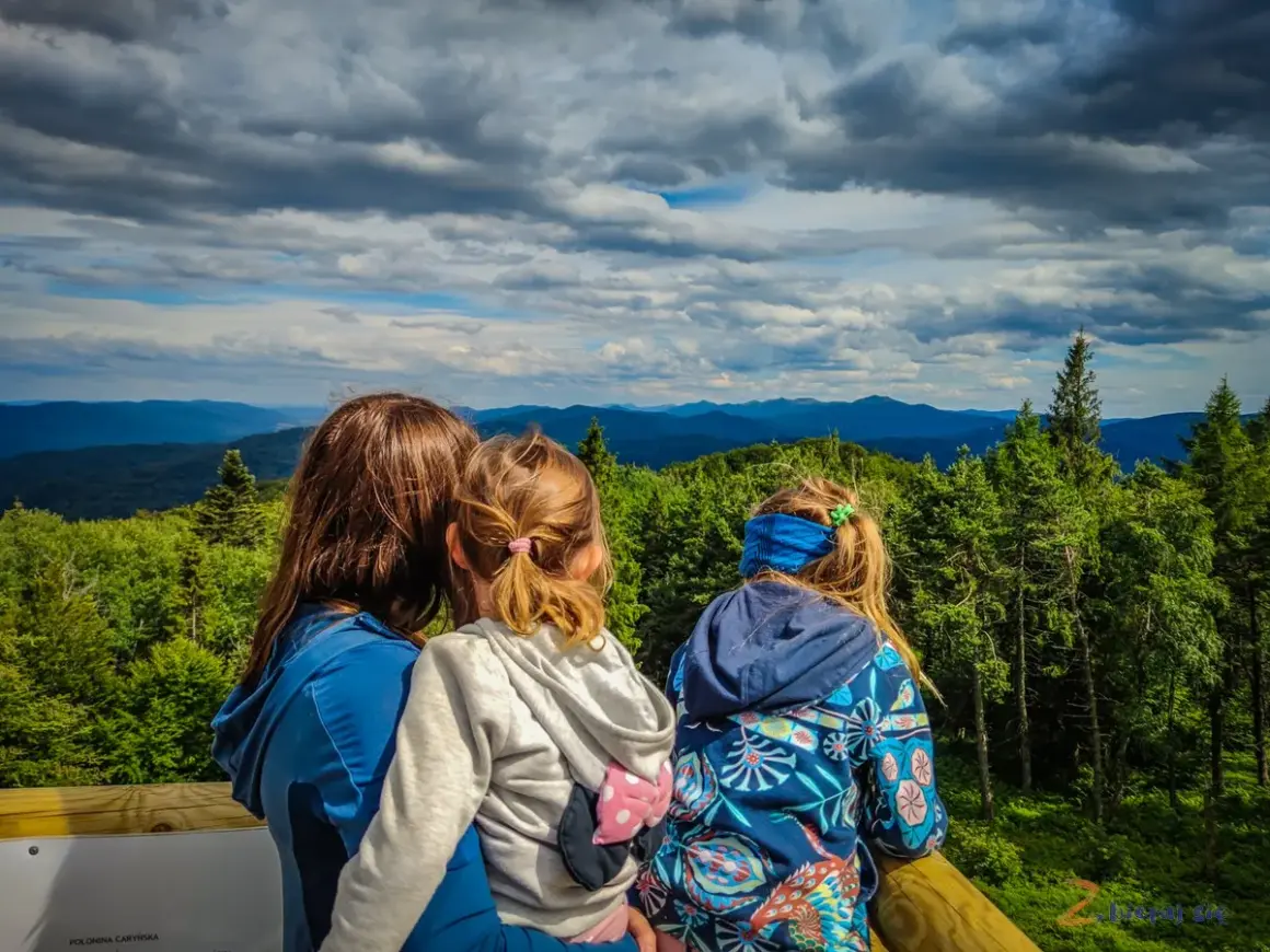 Rodzina podziwia widok na Bieszczady. To wspaniałe atrakcje dla dzieci, które pokochają górskie wędrówki i piękne krajobrazy.