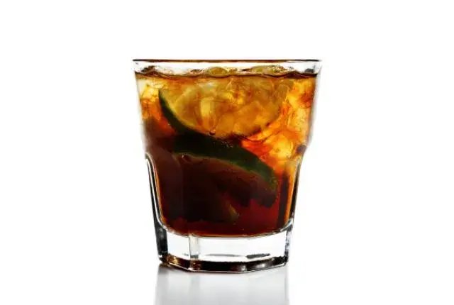 Ile kalorii ma drink wódka z colą? Zaskakujące fakty o kaloriach