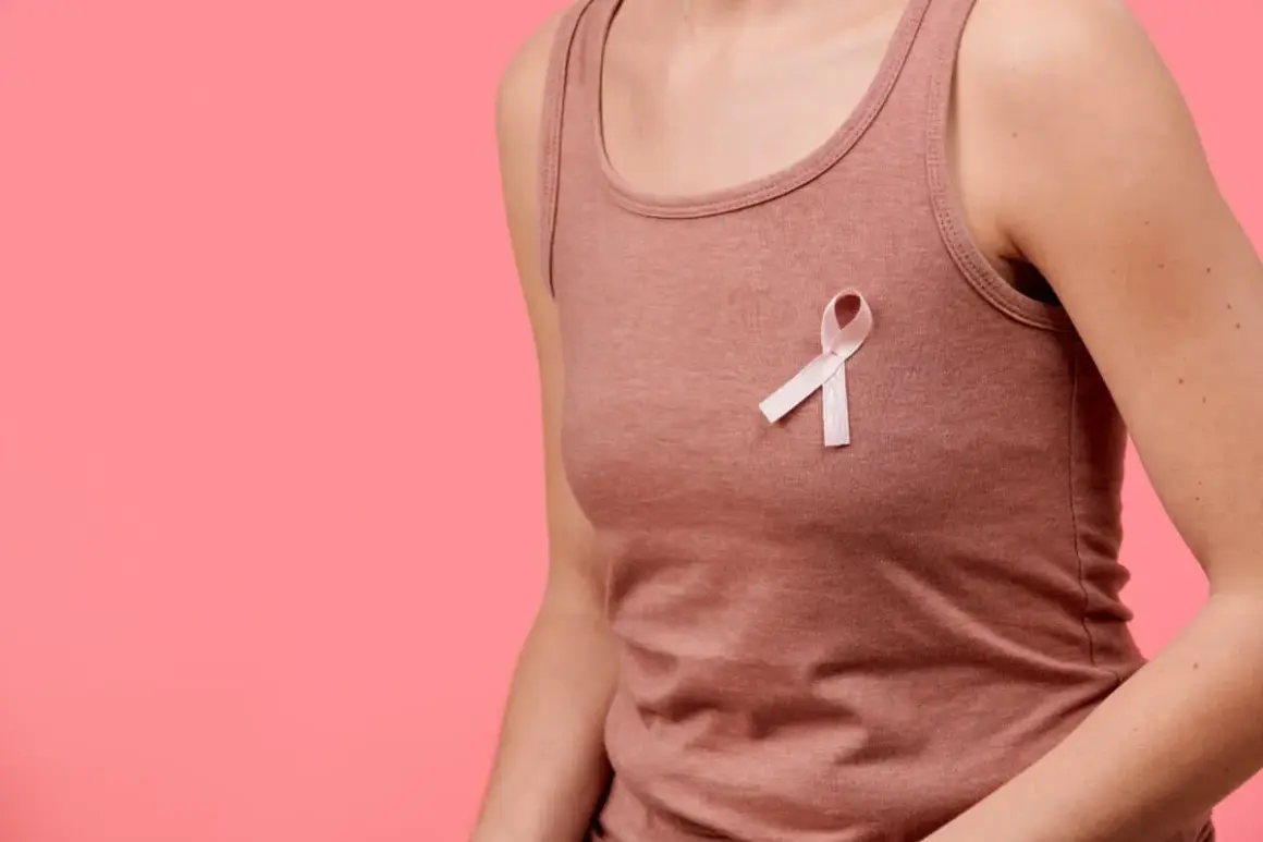 Brustkrebs-Aufklärung: Ein rosa Band auf einem Tanktop symbolisiert Hoffnung. Ki-67-Werte helfen bei der Brustkrebs-Prognose.