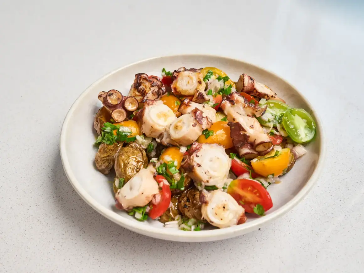 Salade de poulpe inratable : astuces de chef pour un poulpe tendre
