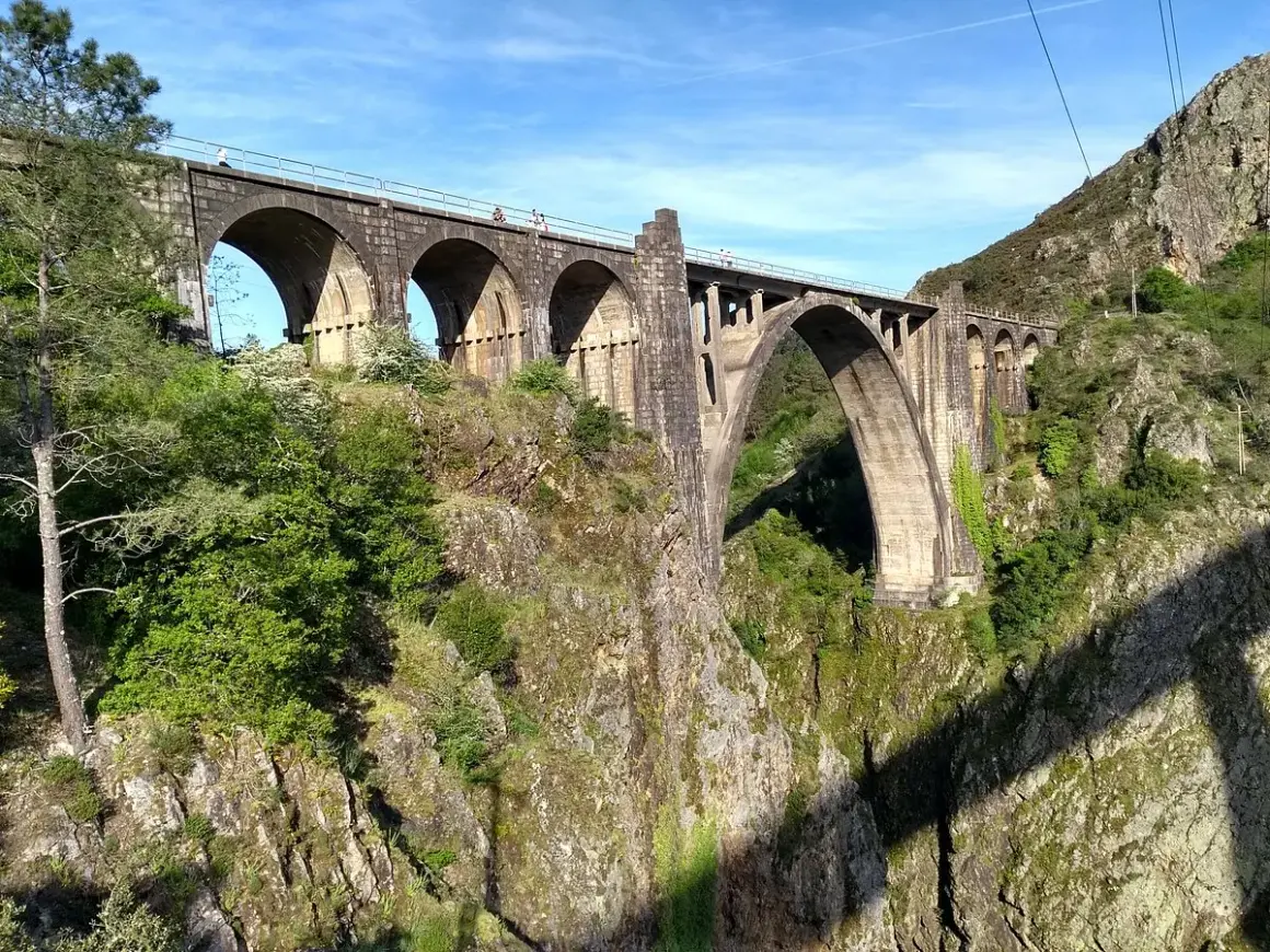 El mirador de Gundian ofrece vistas espectaculares de este imponente viaducto de piedra, cruzando un profundo cañón verde.