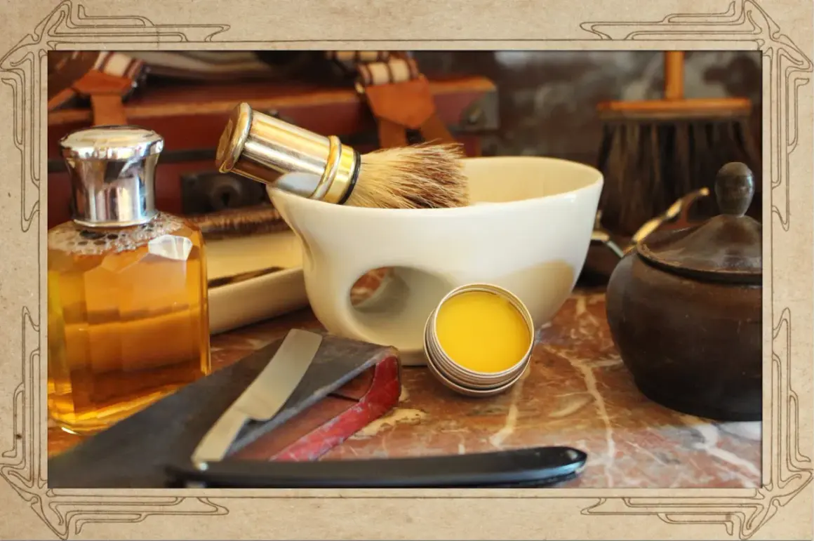 Alles für die Bartpflege: Rasierpinsel, Schale, Öl und eine kleine Dose, die perfekt zum pomade selber machen ist.